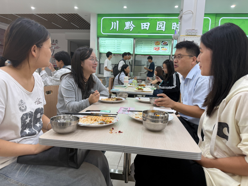 校领导“陪餐记”
全流程监管护航新学期 暖心陪餐共话成长