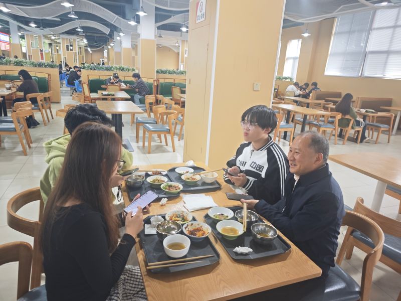 校领导陪餐记：守护“舌尖安全” 倾听学生心声