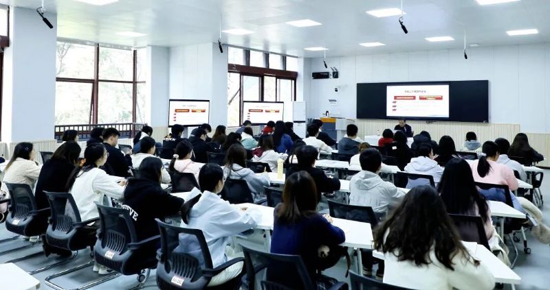 回首五年奋进路 共绘未来新蓝图 | 党委书记高山与学生畅谈国家发展与青春担当