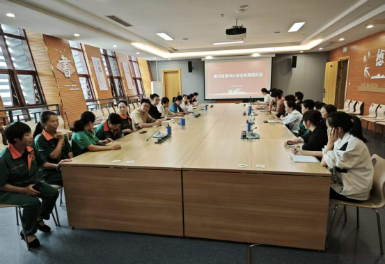 图书信息中心开展安全教育培训及灭火器实操演练